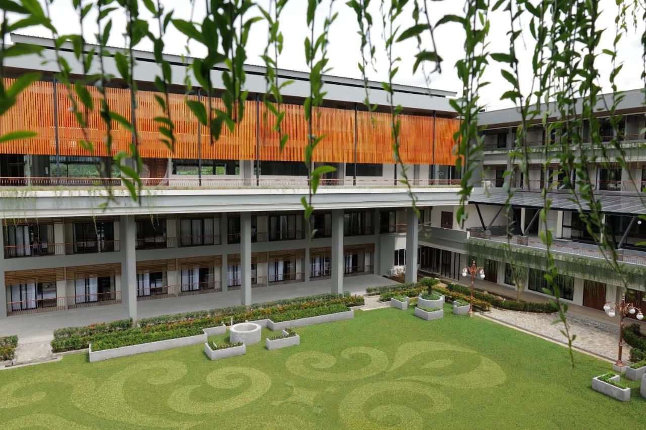 Fox Harris Hotel & Convention Banjarnegara Exterior foto